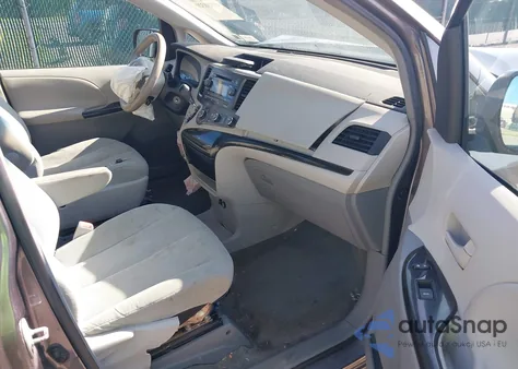 2011 Toyota Sienna Base V6 z USA, uszkodzony, nr VIN 5TDZK3DC4BS004818